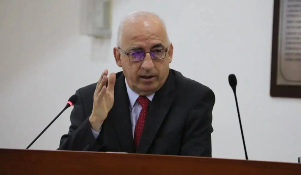 ¿Bajarán los precios en Colombia por la caída del dólar? Gerente del BanRep responde Leonardo Villar, gerente del Banco de la República de Colombia, durante un debate en el Congreso de la República