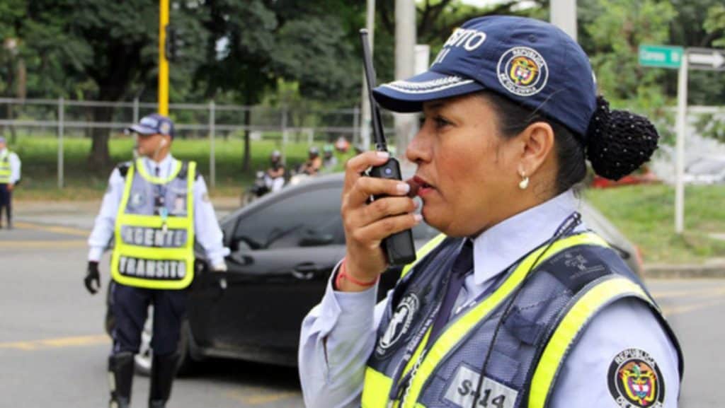 Agente de tránsito durante el Pico y placa en Cali