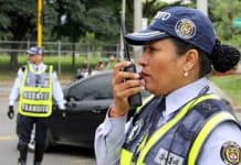 Agente de tránsito durante el Pico y placa en Cali