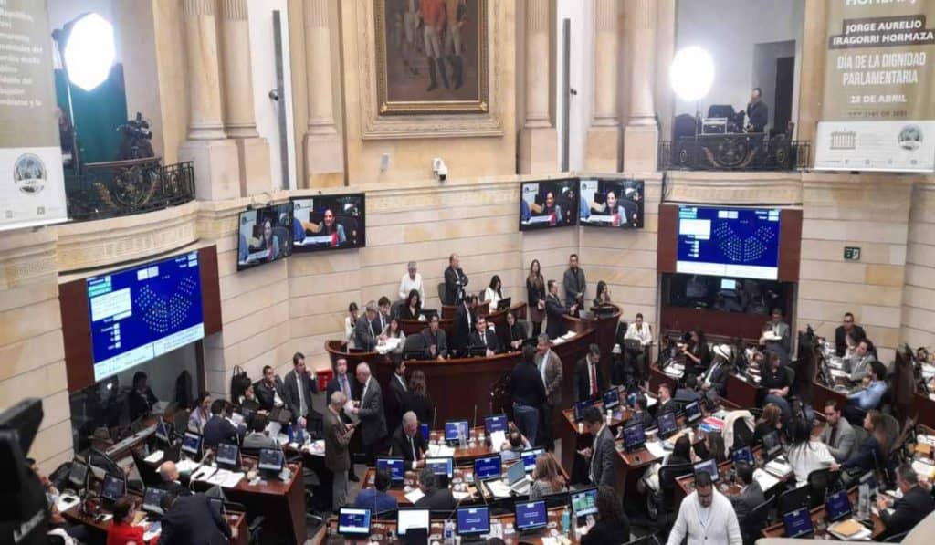 Senado aprobó Plan de Desarrollo mientras a la cámara le falta el 90 %.