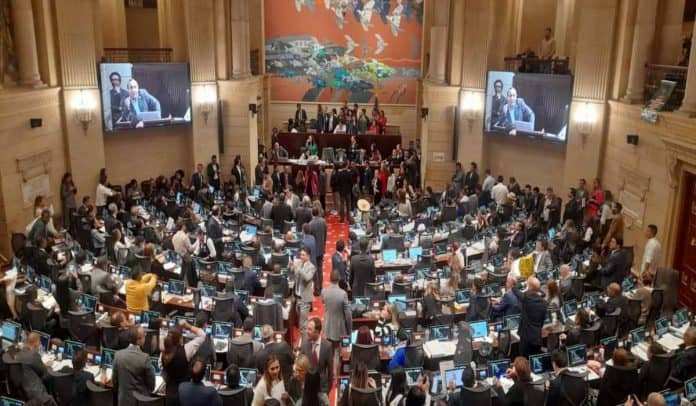 Senado aprobó Plan de Desarrollo mientras a la cámara le falta el 90 %.