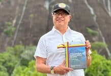 Gustavo Petro, presidente de Colombia, sostiene el Plan de Desarrollo aprobado por el Congreso
