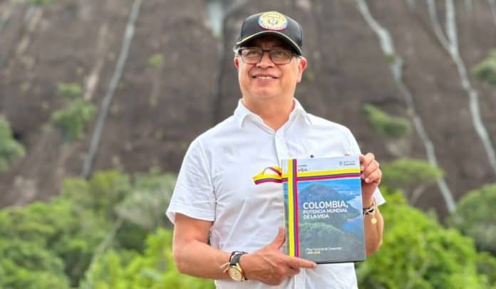 Plan de Desarrollo del gobierno de Gustavo Petro (1) Gustavo Petro, presidente de Colombia, sostiene el Plan de Desarrollo aprobado por el Congreso