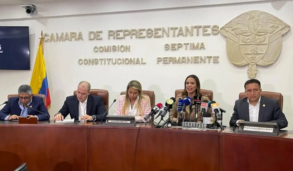 Uribe sobre reforma laboral de Petro: “Es mejor una prima adicional” Radicación ponencia de reforma laboral del gobierno Petro en el Congreso