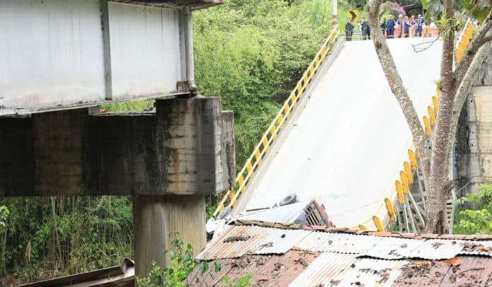 Caída puente en el río La Vieja