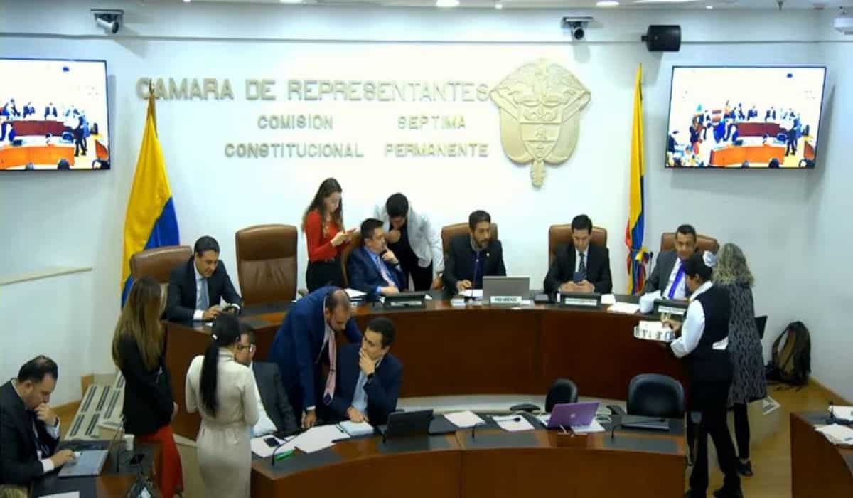 Reforma a la salud 2305 Se reinicia primer debate de reforma a la salud.