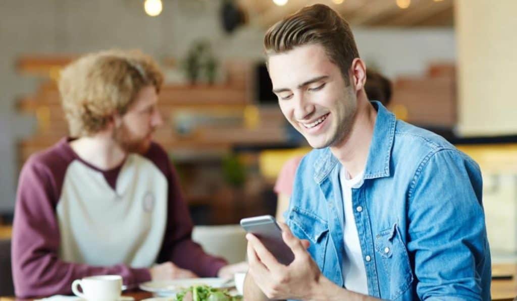 Restaurantes en Medellín se benefician de nueva alianza entre Cluvi y Wompi.