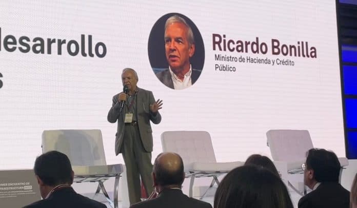 Ricardo Bonilla habla en un evento de la Financiera de Desarrollo Nacional, en Bogotá
