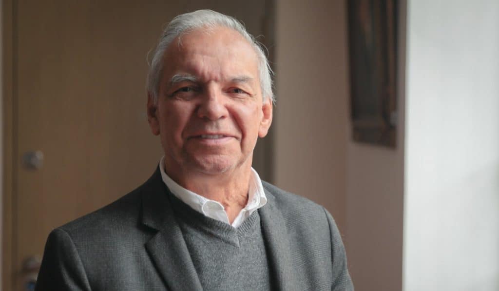 Ricardo Bonilla posa en la oficina del Hacienda de Colombia para una foto oficial