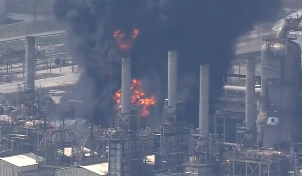 Se reporta fuerte explosión en refinería de Shell en Estados Unidos Refinería Shell