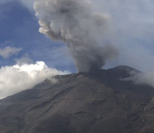 Emisiones del volcán Popocatépetl en México el sábado 20 de mayo de 2023