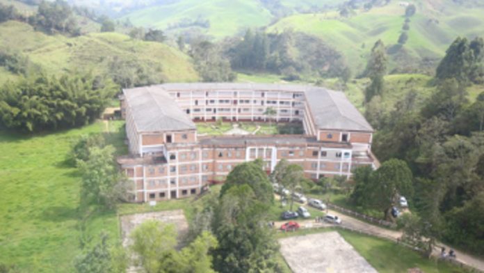 Elefantes blancos en Colombia - cárcel de Yarumal Elefantes blancos - panorámica del predio donde se construiría la cárcel de Yarumal