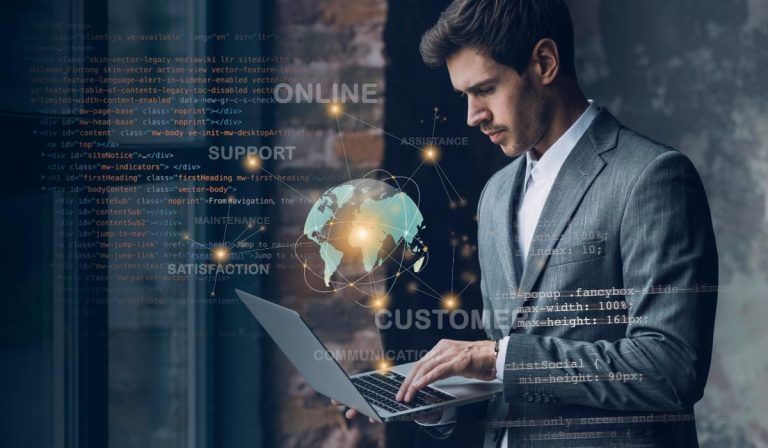 Foto ilustrativa de un profesional en tecnología que domina las competencias blandas.