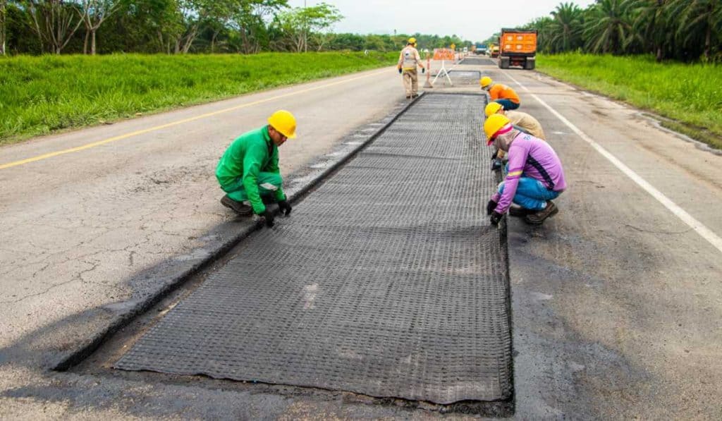 Obras en la Troncal Magdalena 2, antigua Ruta del Sol 2 en Colombia