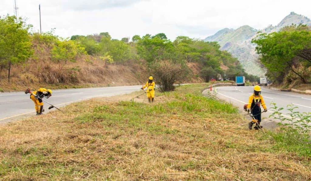 Obras en la Troncal Magdalena 2, antigua Ruta del Sol 2 en Colombia
