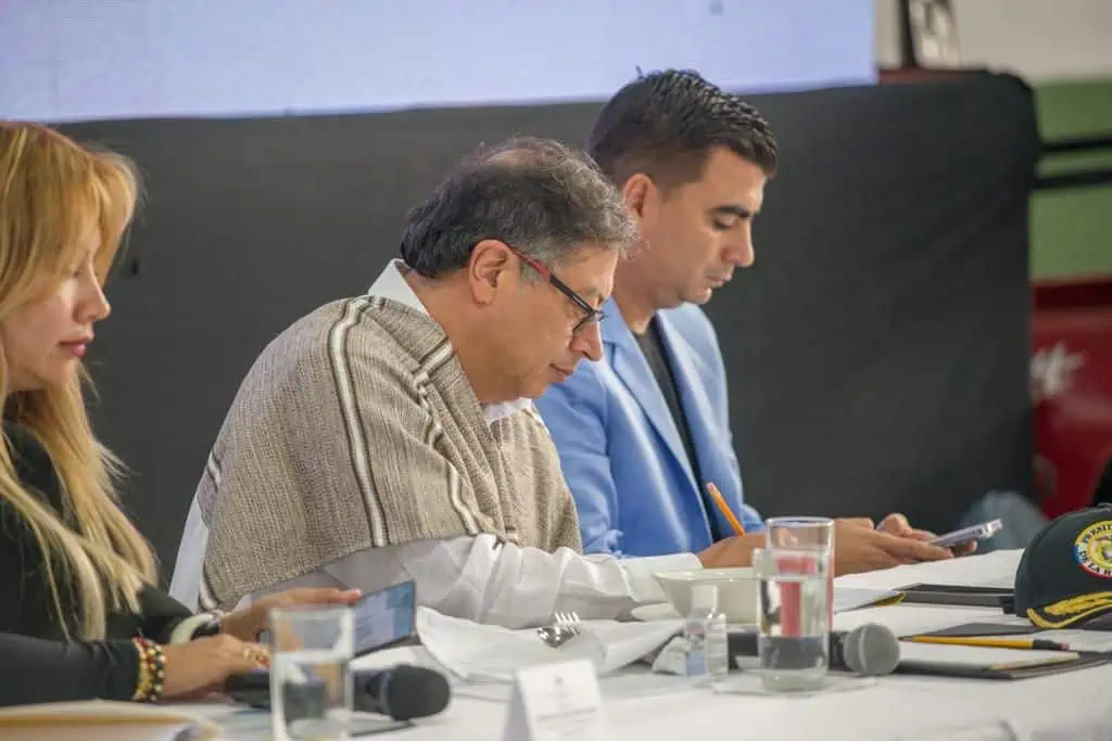 Gustavo Petro lanza propuesta a Gilinski y socios árabes como nuevos dueños de Nutresa Gustavo Petro, presidente de Colombia lanza propuesta a los Gilinski. Foto: Presidencia.
