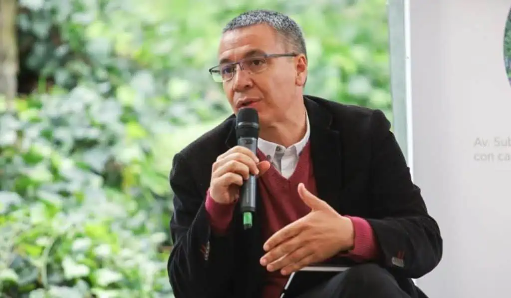 Gobierno Petro confirma: peaje de Turbaco seguirá con o sin concesión William Camargo, ministro de Transporte, durante un evento de la línea 2 del metro de Bogotá