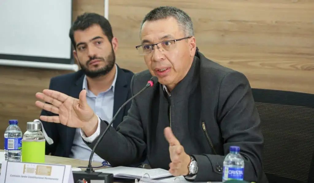 Claudia López se va contra gobierno Petro por frenar Regiotram del Norte de Bogotá William Camargo, ministro de Transporte, habla durante una audiencia pública de la Comisión Sexta de la Cámara de Representantes.
