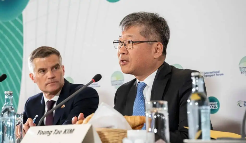 Foro ITF de la OCDE destacó los avances de Colombia en transporte público eléctrico Young Tae Kim, secretario general del Foro ITF de la OCDE, habla en coferencia de prensa en el ITF 2023.