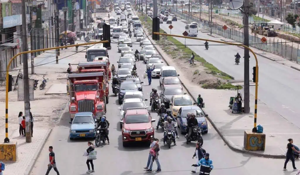 Colombianos quieren comprar carro a pesar de alza en precio de la gasolina Propuesta de restringir el paso de vehículos particulares en horas pico es discutido por William Dau.