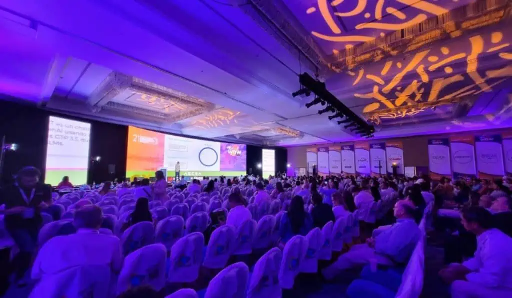 Customer Experience Summit 2023: Inteligencia Artificial para el servicio al cliente Customer Experience Summit