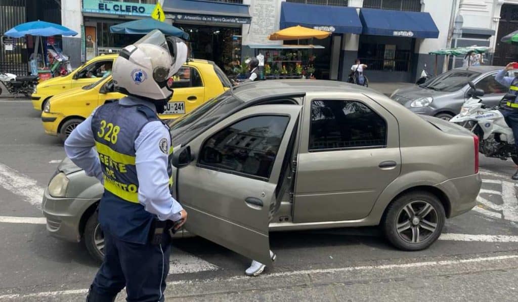 Agente de tránsito en Pico y placa Cali