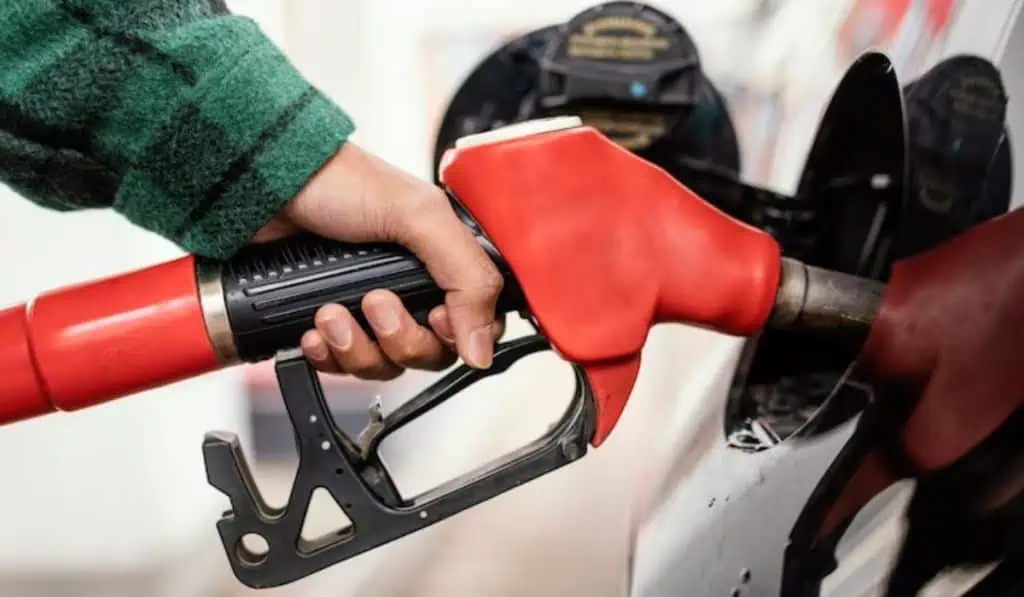 Relevante | Gobierno Petro prepara alza de la gasolina para el 1 de enero de 2024 Gobierno Petro busca aprobar radical cambio para fijar precio del ACPM en Colombia
