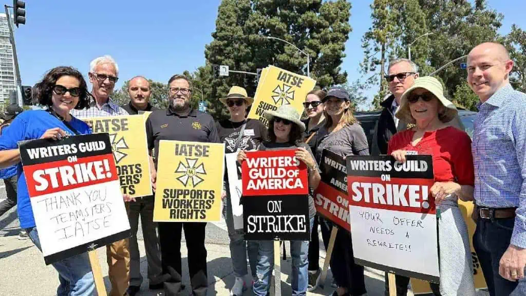 Sigue huelga de actores y guionistas: suspenden ceremonia de los Emmy series afectadas por la huelga de guionistas