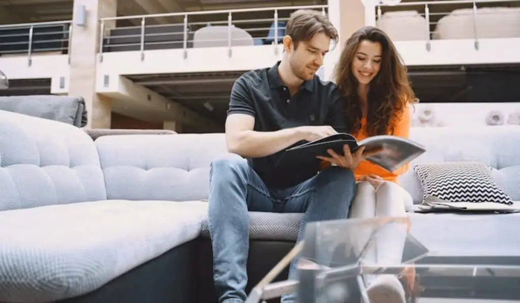 Ashley Furniture abre su primera tienda en Colombia; tendrá una inversión de U$10 millones en el país Viendo el catalogo de muebles de Ashley Furniture en Colombia