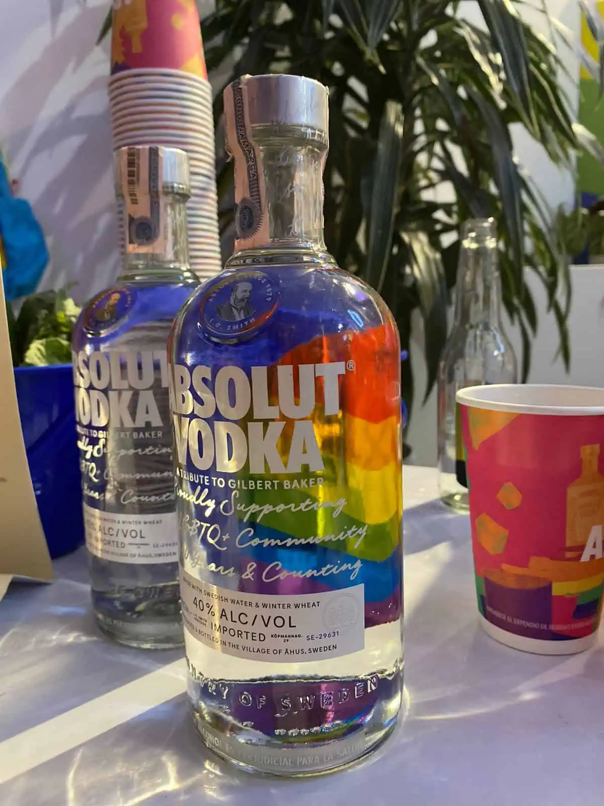 Absolut Vodka y KUPA se unen para lanzar la colección 'Pride' en honor al mes del orgullo Botella Absolut Vodka