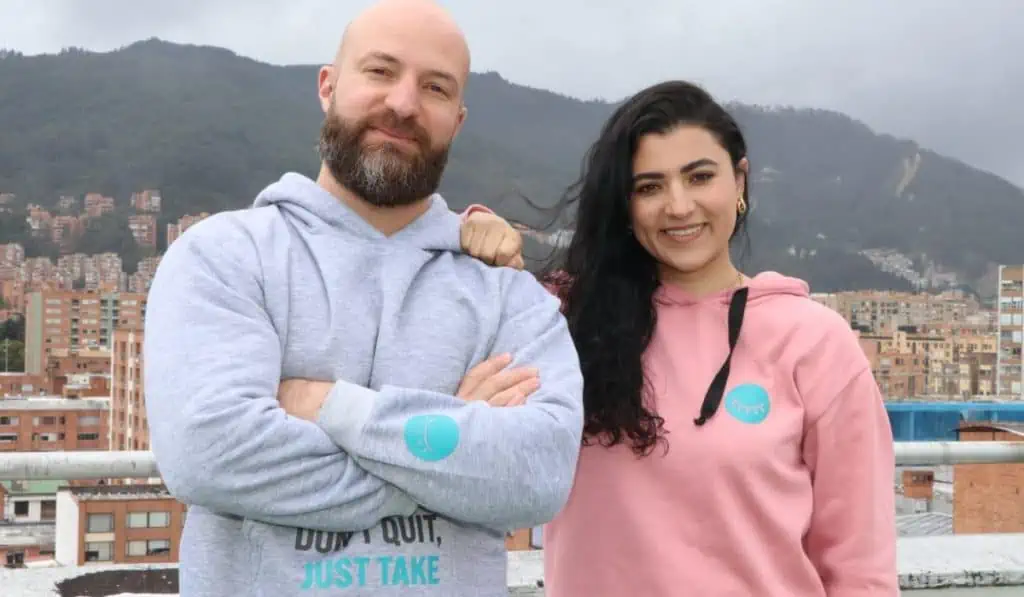 ¿Quiere dormir y que le paguen $1 millón? Este es su trabajo soñado en Colombia Fundadores de la empresa Boxi Sleep que pagará $1 millón por probar sus colchones. Foto: Archivo particular.