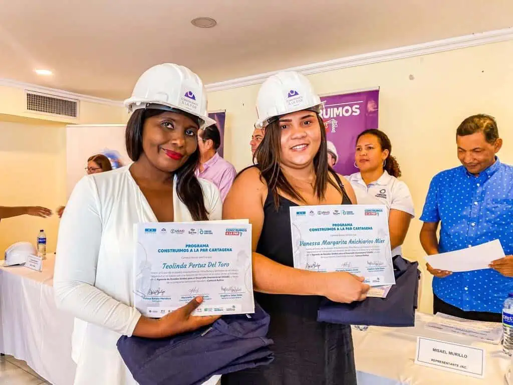 37 mujeres se gradúan en áreas de la industria de la construcción gracias al programa 'Construimos a la Par' de Camacol En la construcción no hay género, el mensaje de Camacol.