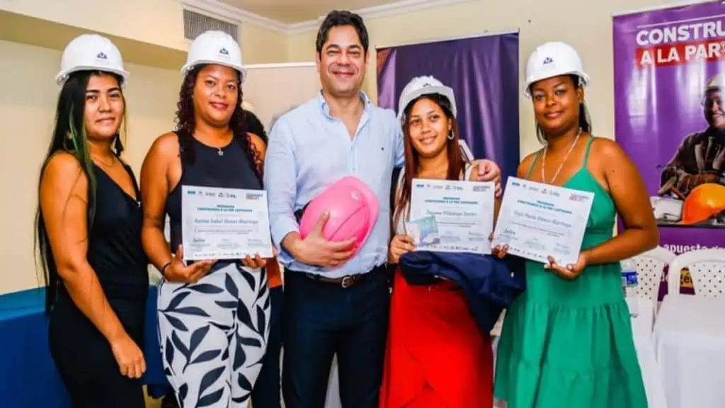 37 mujeres se gradúan en áreas de la industria de la construcción gracias al programa 'Construimos a la Par' de Camacol “Construimos a la Par” de Camacol graduó a 37 mujeres en áreas de la industria de la construcción