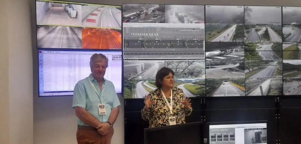 Puente Chirajara en vía Bogotá – Villavicencio se entregará en octubre Alberto Mariño de Proindesa (firma de Corficolombiana) y María Lorena Gutiérrez, presidenta de Corficolombiana,