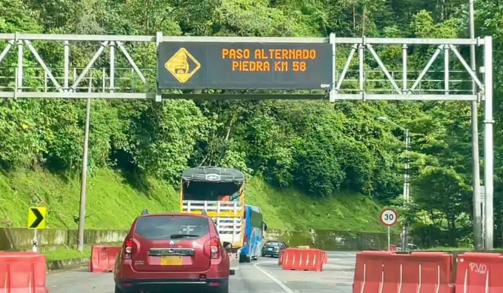 Crisis en Quetame y otros problemas que ha tenido la vía Bogotá - Villavicencio Vía Bogotá - Villavicencio en el km 58