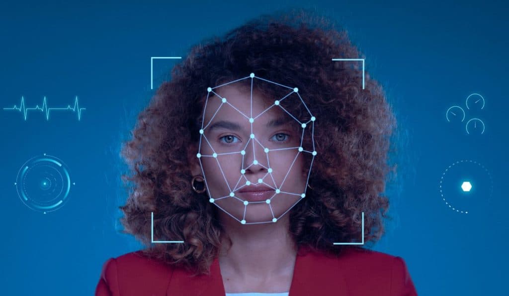 Un deepfake es fabricado con inteligencia artificial y crea imágenes, sonidos y videos engañosos, mezclando un conocimiento con algo falso.