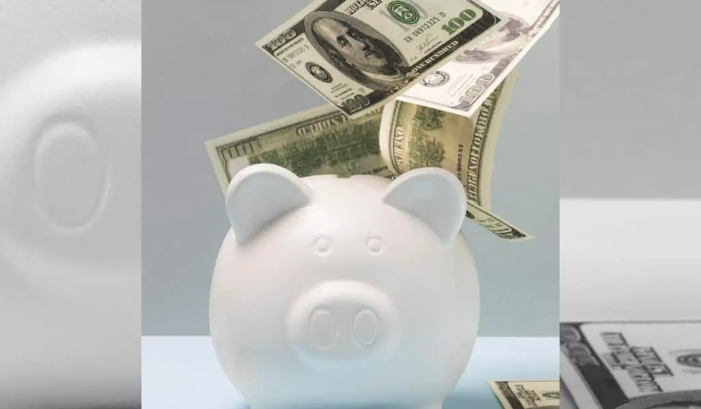 Con dólar bajando hacia $4.000 ¿Debería ahorrar en dólares en Colombia? Dólar cercano a los $4.000 en Colombia.