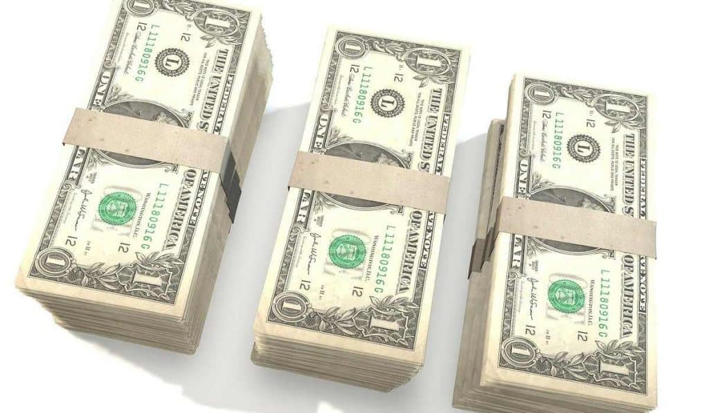 El dólar en Colombia comenzó a la baja este lunes.