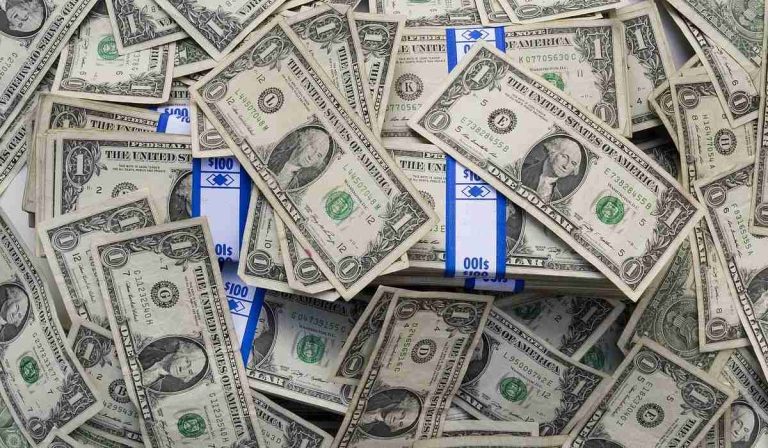Dólar en Colombia terminó a la baja este lunes.