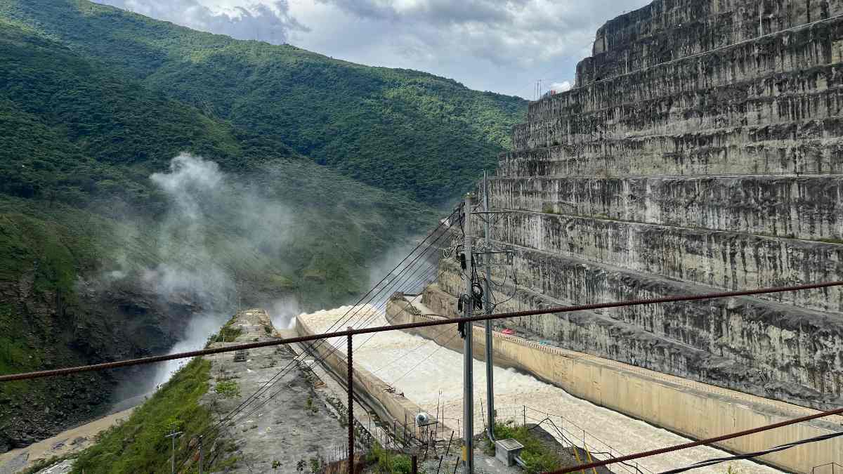 Las pequeñas centrales hidroeléctricas enfrentan desafíos que incluyen la necesidad de garantizar la sostenibilidad ambiental de los proyectos, mitigar los impactos sociales y ambientales negativos, superar barreras regulatorias y financieras.