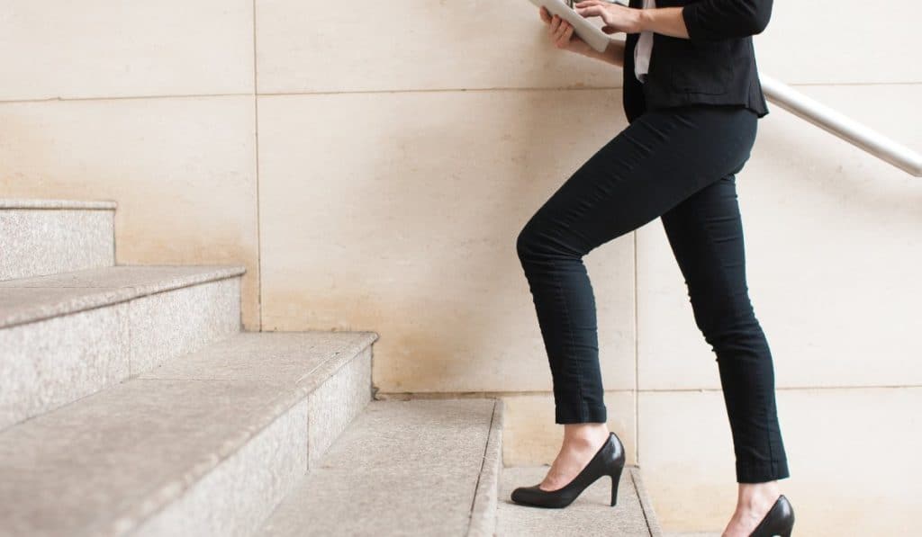 Siga los pasos de la escalera del bienestar financiero. Foto: Katemangostar. Freepik.