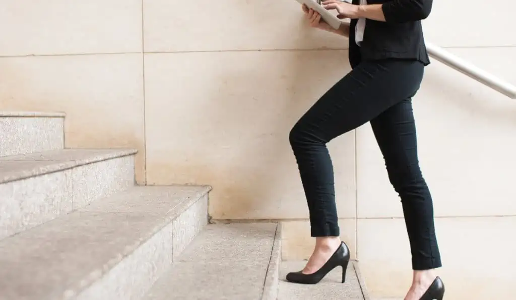 ¿No sabe ahorrar? Siga la escalera del bienestar financiero para esa meta Siga los pasos de la escalera del bienestar financiero. Foto: Katemangostar. Freepik.