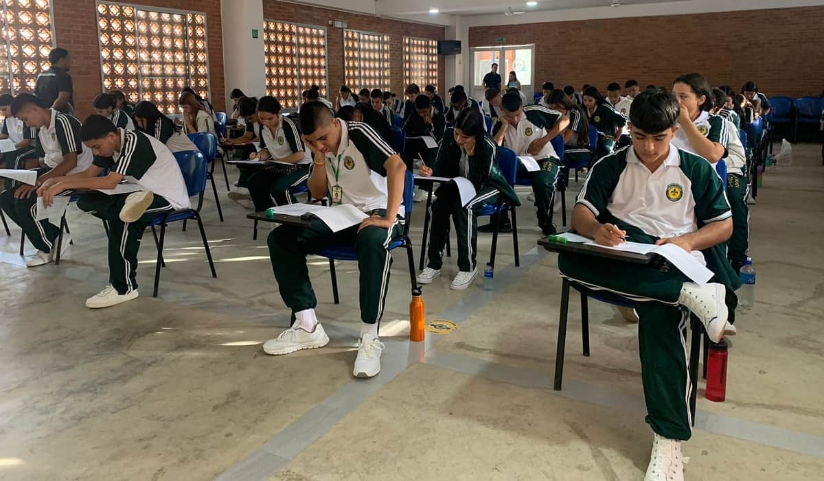 Solo 13 de cada 100 estudiantes culminan adecuadamente el colegio: informe revela crisis de la educación en Colombia 