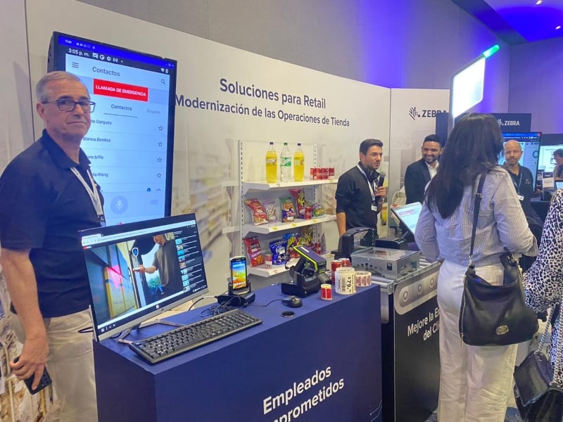 Exposición de soluciones para retail, modernización de operaciones en supermercado.
