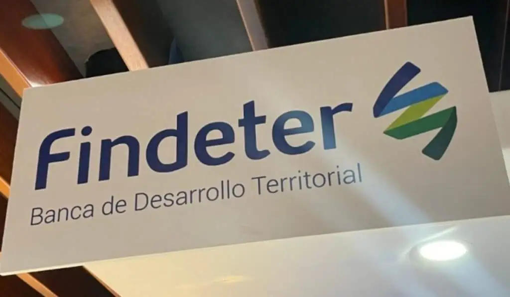Claudia López se va contra gobierno Petro por frenar Regiotram del Norte de Bogotá Findeter lanzó salvavidas de $1 billón a electrificadoras en Colombia