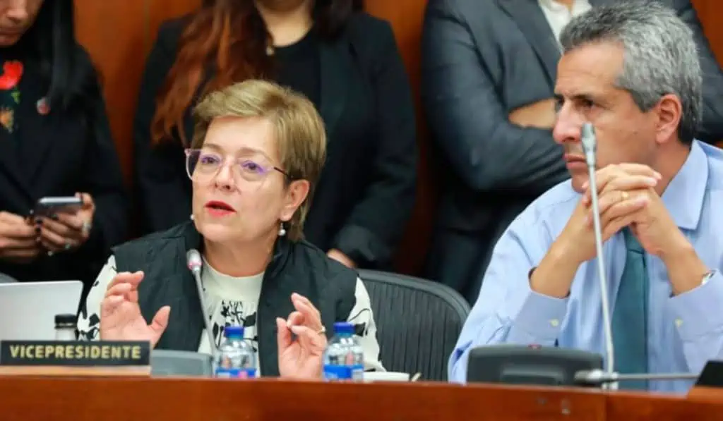 Estos fueron los senadores clave para que la reforma pensional de Petro avanzara Gloria Inés Ramírez, ministra de Trabajo, y Luis Fernando Velasco, ministro del Interior, durante un debate de la reforma pensional de Petro.