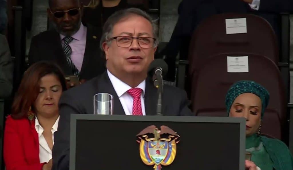 Gustavo Petro en un evento en la Escuela de Caballería de Colombia