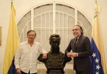 Gustavo Petro y Armando Benedetti en un encuentro en Venezuela