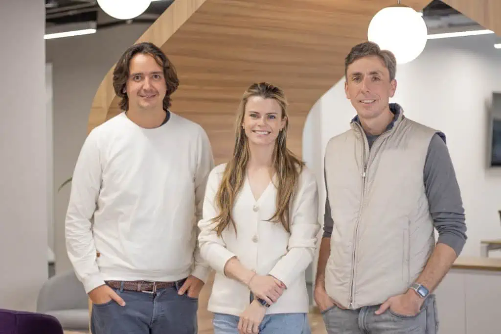 Habi recibe inversión por US$50 millones de BID Invest para beneficiar a familias en Latinoamérica Ejecutivos de Habi celebran inversión de BID Invest.
