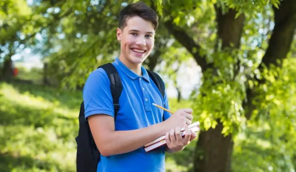 Icetex abre convocatoria de estudios en el exterior para jóvenes talentos Joven aplicando a beca de Icetex